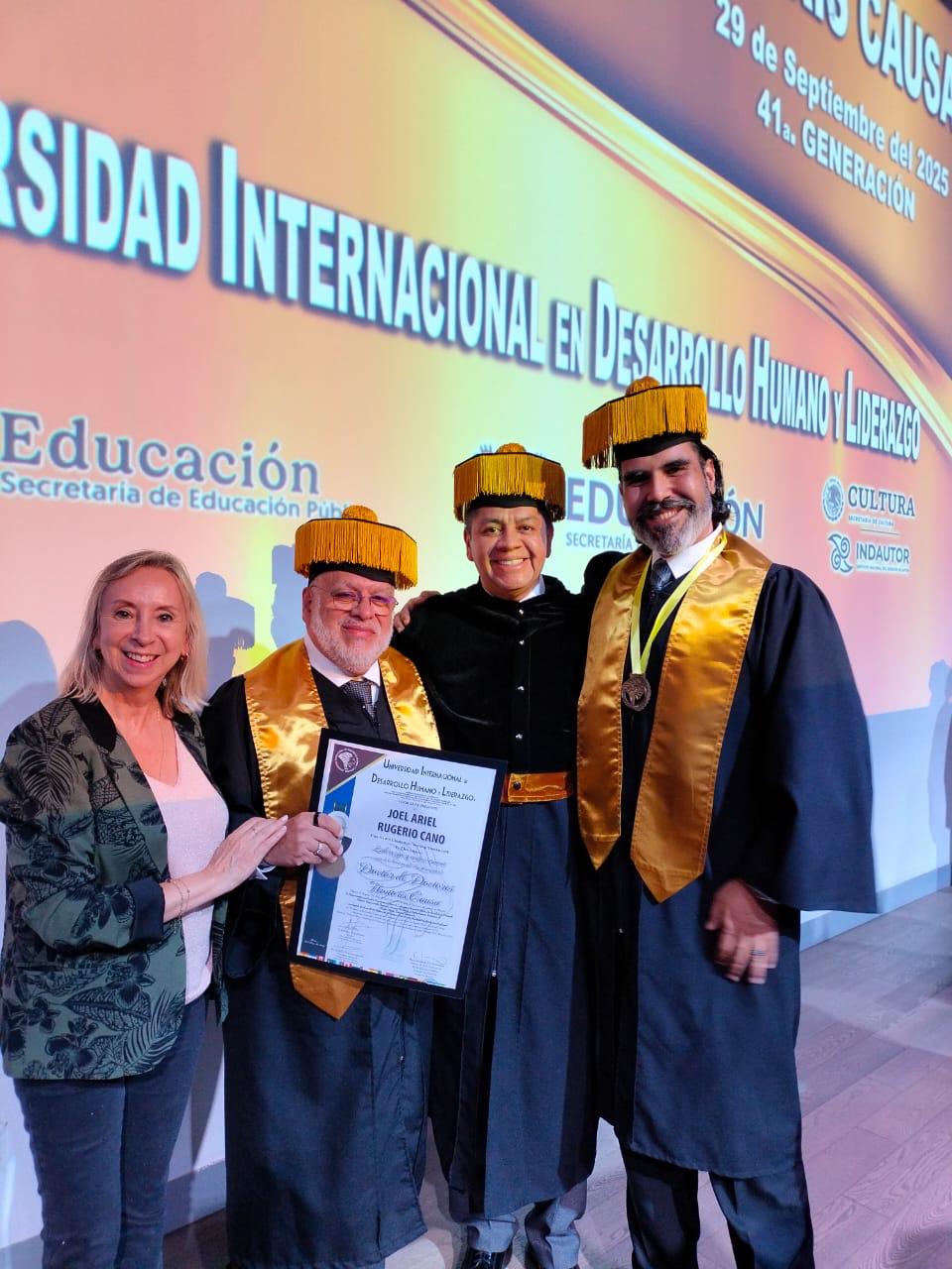 Dr. Joel recibiendo el premio