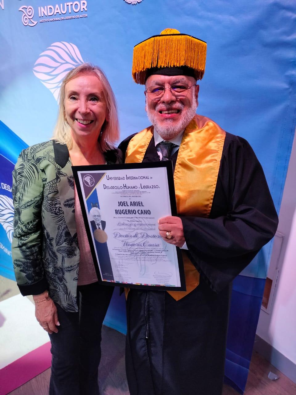 Recepcion del premio honoris causa con Inma