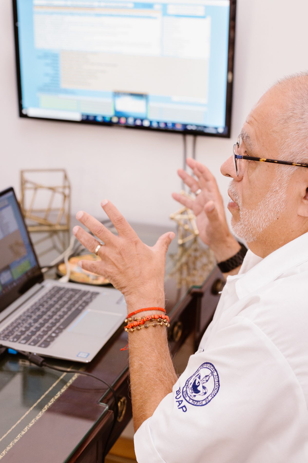 dr.Joel en consulta con paciente