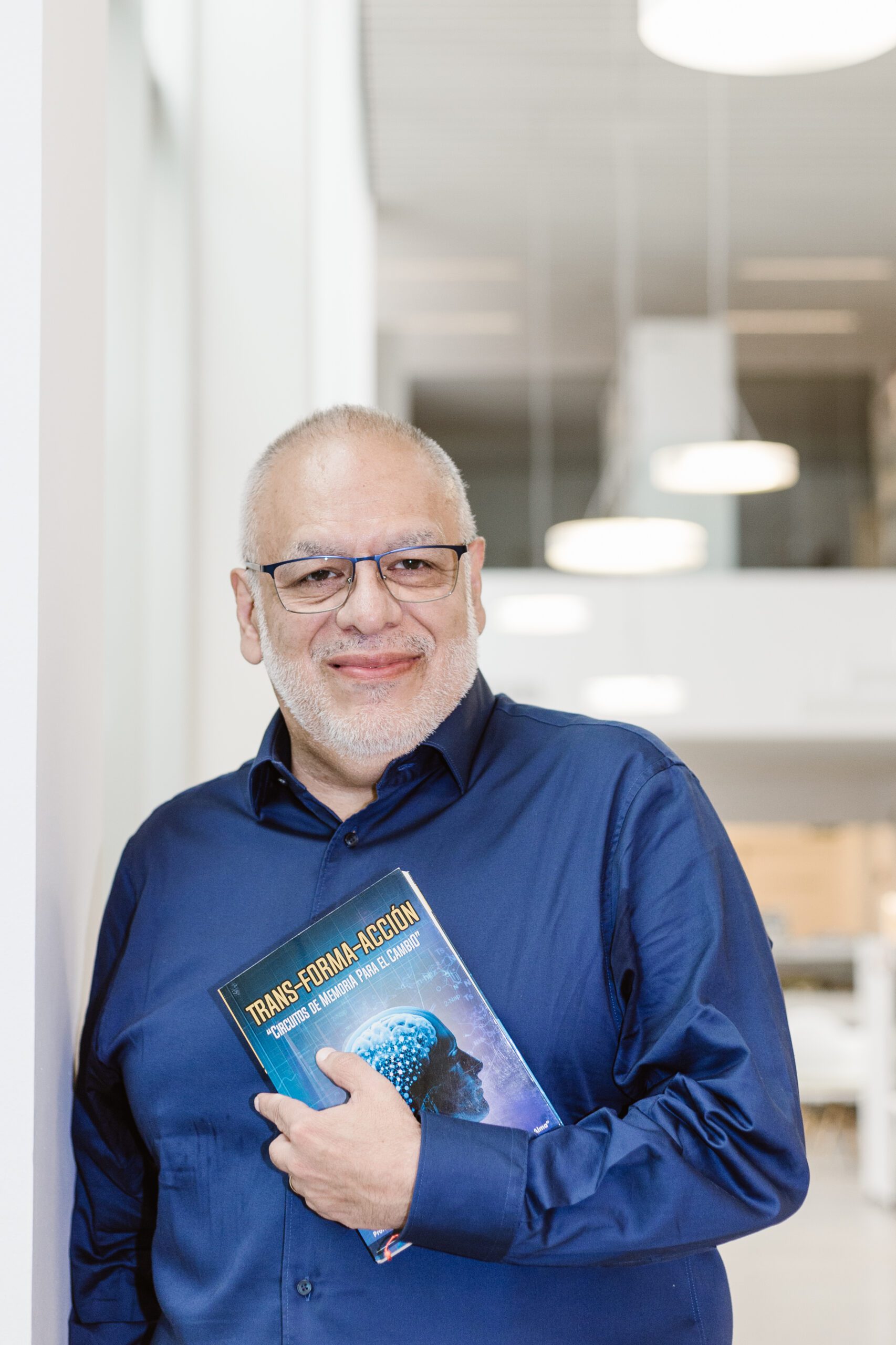 Dr Joel con uno de sus libros