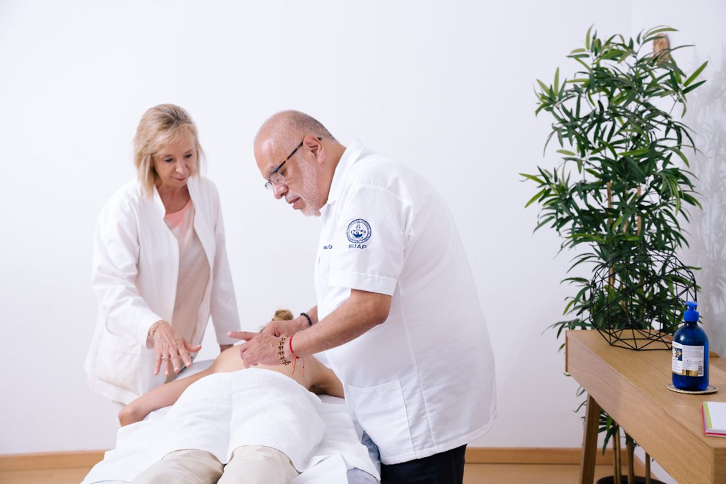 Dr.Joel con el premio honoris causa