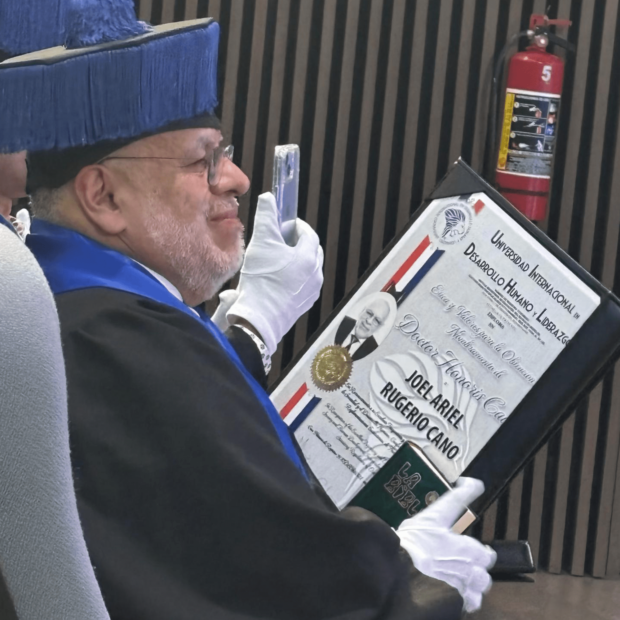 Doctor Honoris Causa Por la Universidad Internacional En Desarrollo Humano y Liderazgo. En Mexico 2025.