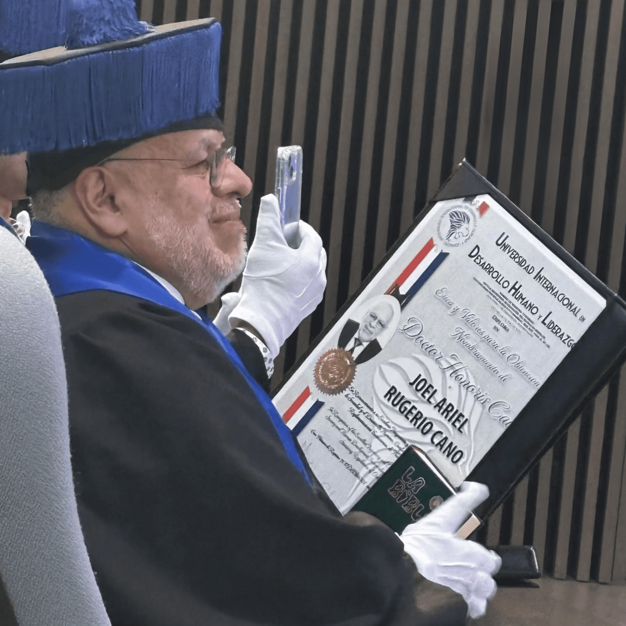 Doctor Honoris Causa Por la Universidad Internacional En Desarrollo Humano y Liderazgo. En Mexico 2025.