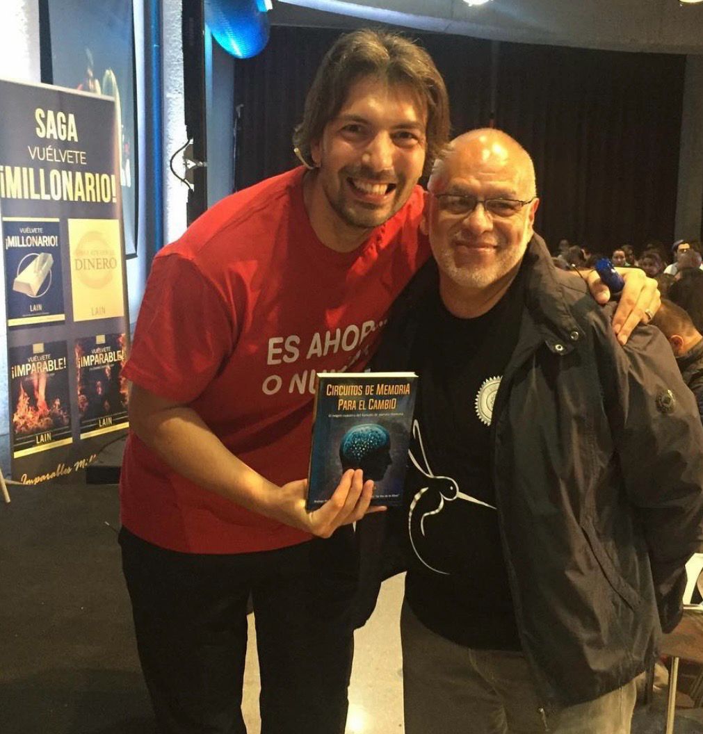 dr.Joel entrega de libros